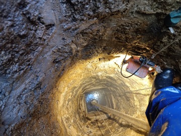 Čištění staré studny ve skále, Tetín u Berouna.