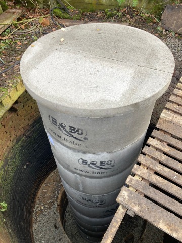 betonové skruže ve studni