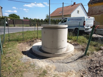 Nové betonové prvky při rekonstrukci studny.