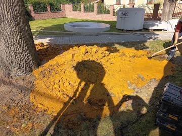 Velké množství materiálu ze studny.