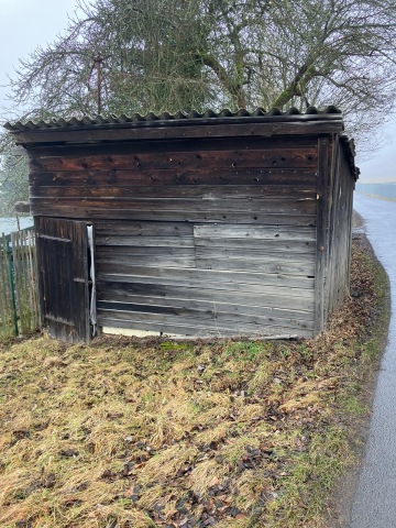 Dřevěný domek zakrývající studnu.