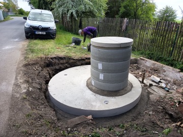 Betonové zhlaví studny Břasy.