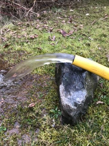 Čistá voda z vrtané studny při čištění vrtu.