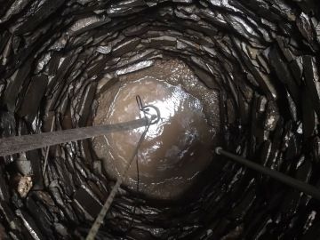 Čištění studny na statku v Mochtíně u Klatov.