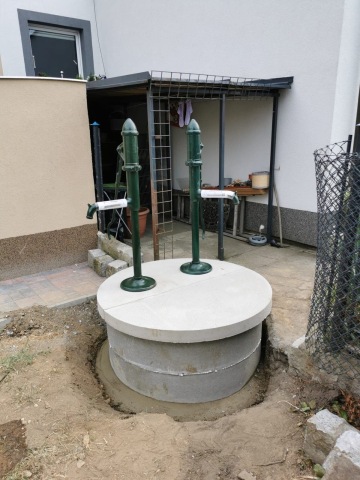 Čištění studny, oprava zhlaví studny a renovace ručních pump Plzeň - Újezd.