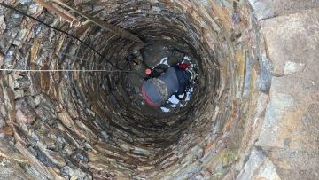 Čištění kamenné studny v Rokycanech.