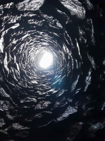 Čištění kamenné studny ve Stříbře