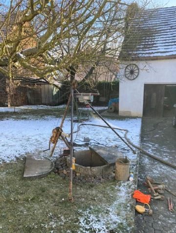 Čištění studny v zimě.