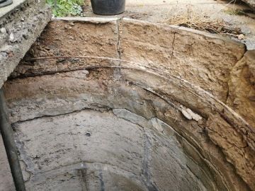 rozpadlé zhlaví studny