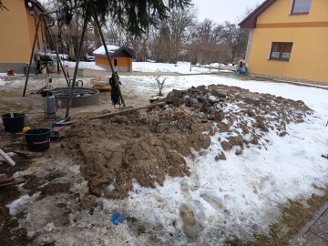 Materiál vytěžený ze zborcené studny.