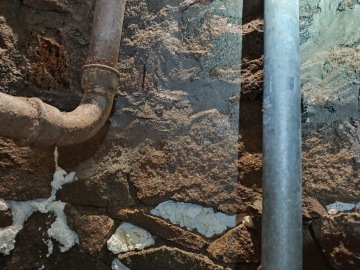 Dvoufázová izolace kamenné studny.