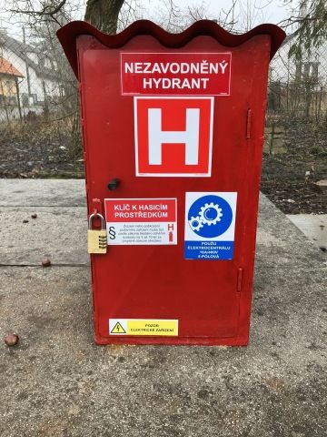 Voda ze studny pro hasiče.