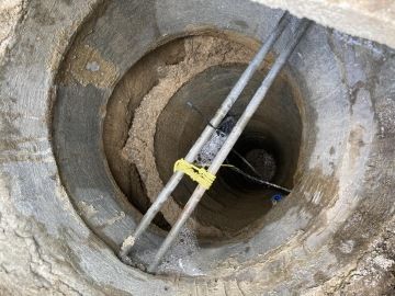 Pohled do zborcené studny.