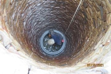 Usazení betonové skruže na dno studny.