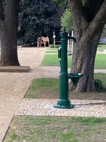 Renovovaná ruční pumpa v parku zámku.