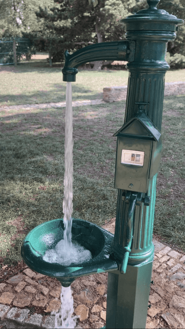 Pumpa v zámeckém parku.