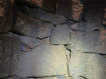 Kamenná studna před spárováním.