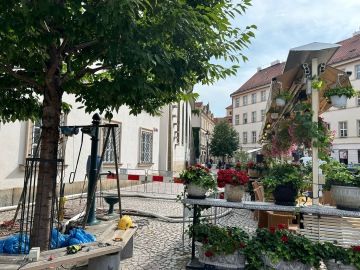 Čištění studny v centru města.