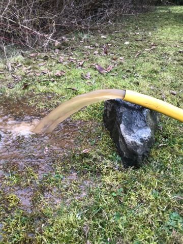 Mírně zakalená voda z vrtané studny.