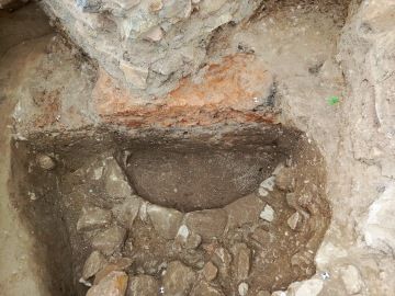 Obrys studny v podzemí.