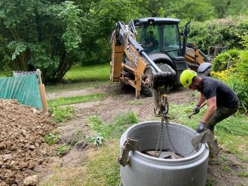 manipulace studničních skruží pomocí bagru