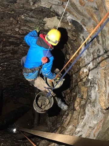 Oprava stěn staré studny.