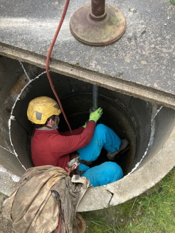 Oprava ruční pumpy v Plasích.