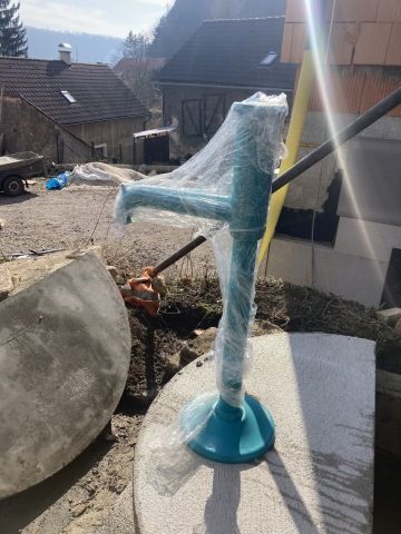 Instalace ruční pumpy v Tachově.