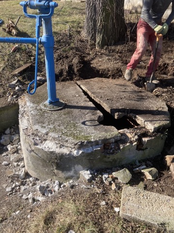 Rekonstrukce zhlaví studny v Plasích.