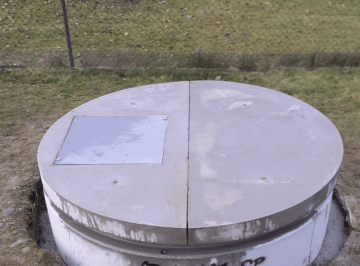 Manipulační otvor do studny.