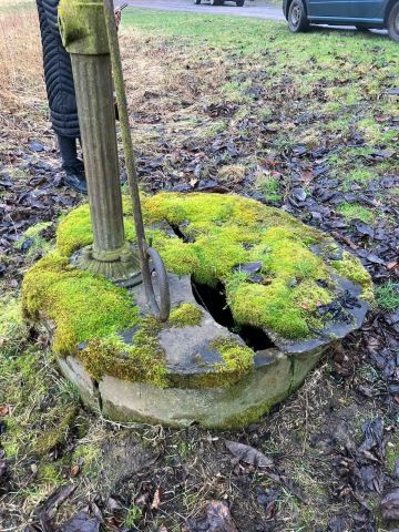 Poškozená veřejná studna.