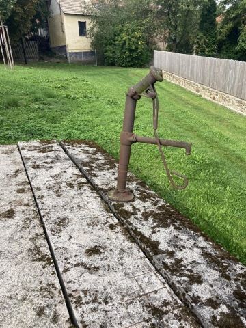 poškozená ruční pumpa