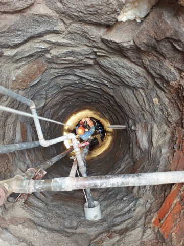 Spárování studny.