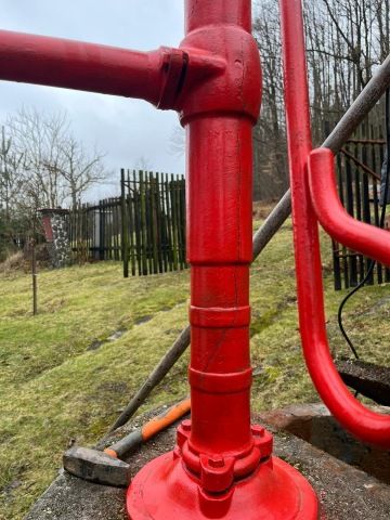 prasklá ruční pumpa