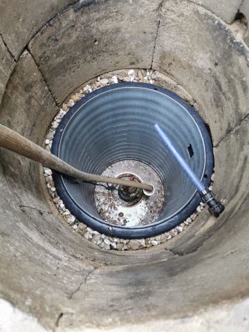 závrtek a zpevnění spodních skruží studny