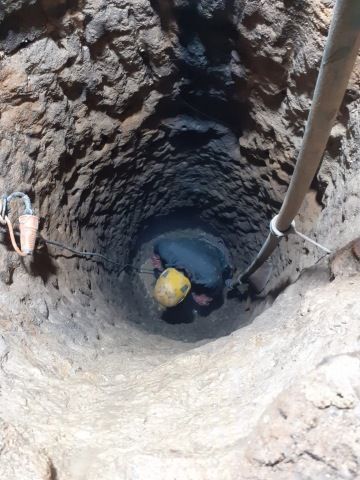 Prohlubování studny sbiječkou.