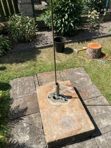 Instalace ruční pumpy do vrtu.