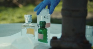 Nádoby na rozbor vody.