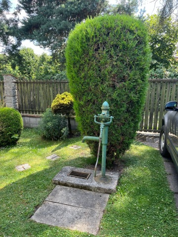 Ruční pumpa Standard T na vrtané studni.