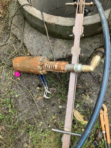 Rychlá oprava čerpadla EVGU u studny.a