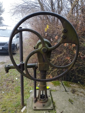 Setrvačníková pumpa na vodu před renovací.