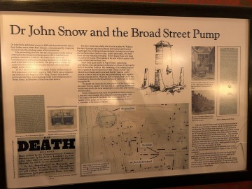 Informační cedule o studni Johna Snowa