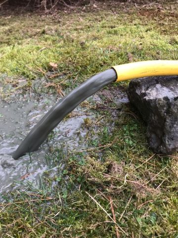 Špinavá voda z čištěného vrtu.