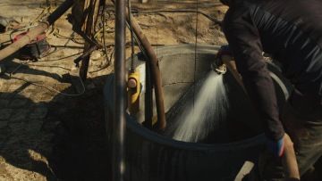 Splachování stěn studny.