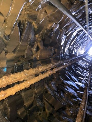 Zrezlé trubky ve studni.