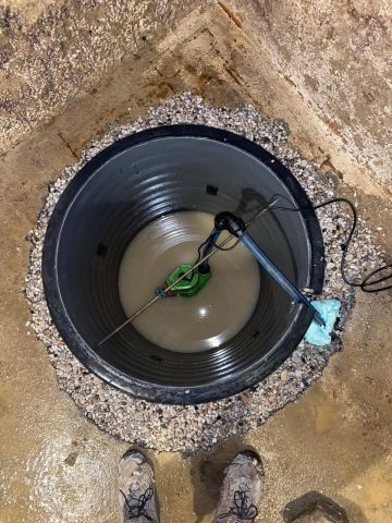 Čerpadlem osazená hlubánka.