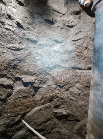 Vyspárovaná kamenná studna.