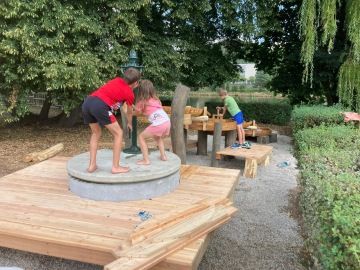 Nová studna a hřiště pro děti.