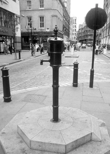 Starší foto studny Johna Snowa.