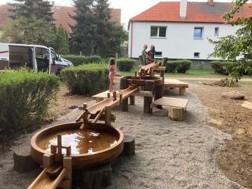 Dřevěné prvky u studny.